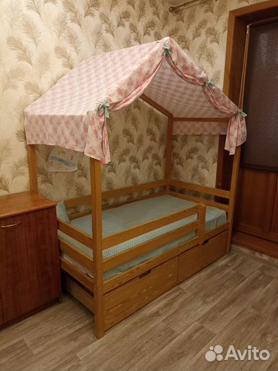 Кровать детская домик с матрасом ящикиками, крышей