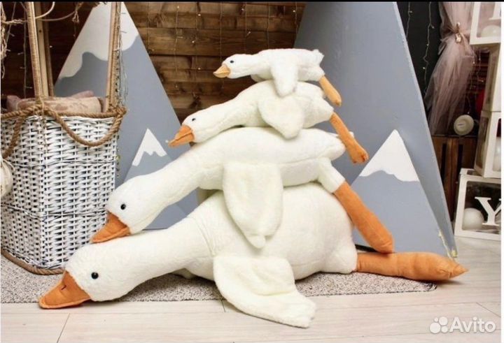 Большой плюшевый гусь