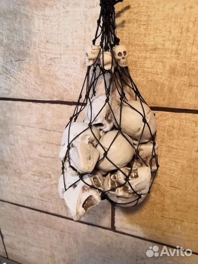 Декор на Хэллоуин черепа в авоське