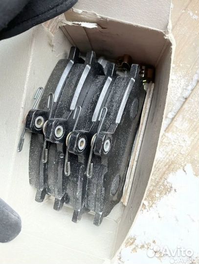 Тормозные колодки передние 4 шт на Mitsubishi