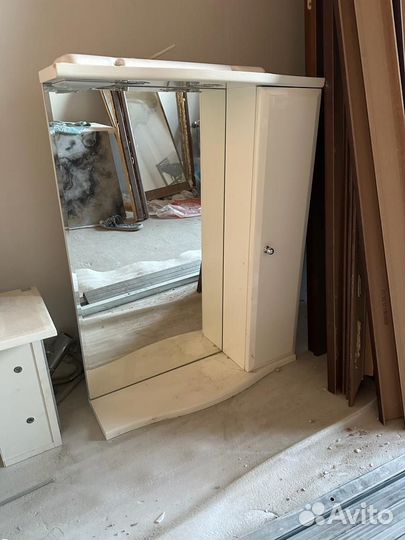 Зеркало с подсветкой и шкафом