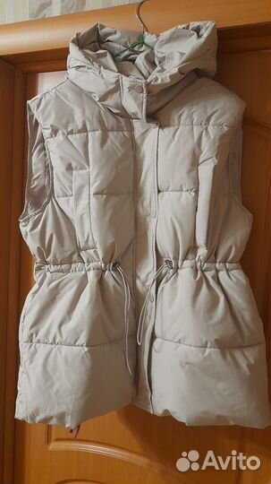 Жилетка женская, стильная с капюшоном