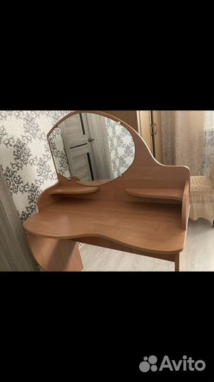 Шкаф и туалетный столик