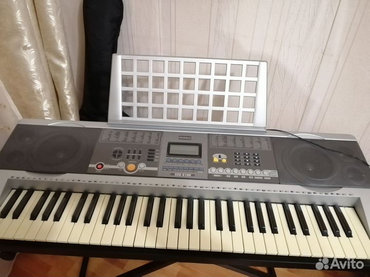 Синтезатор и стойку для синтезатора