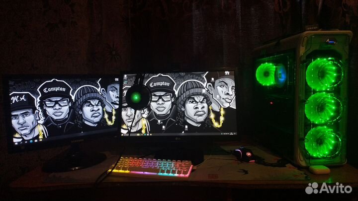 Игровой компьютер с монитором и клавиатурой