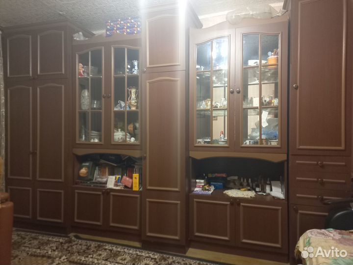 Отдам даром стенку