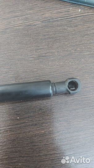 Амортизатор крышки багажника Volkswagen Touareg 1