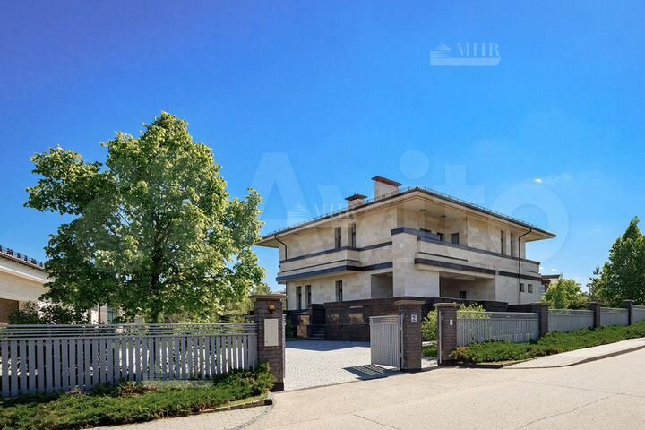 Дом 1203,9 м² на участке 37,4 сот.