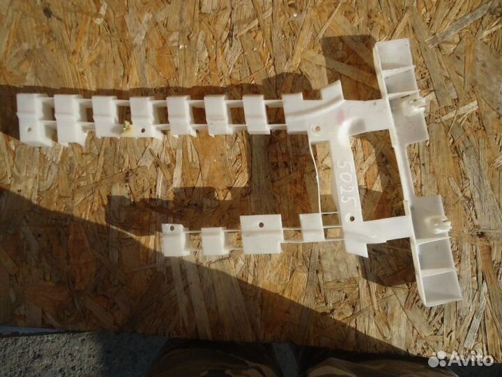 Кронштейн заднего бампера Volkswagen Touareg 7L6