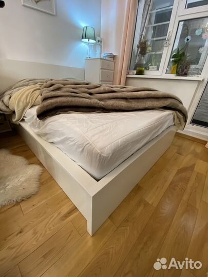 Кровать Икеа со спальным местом 140 на 200