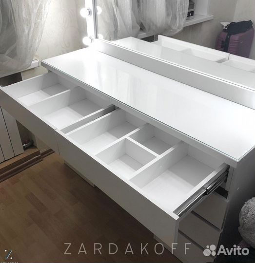 Туалетный столик и гримерное зеркало с подсветкой