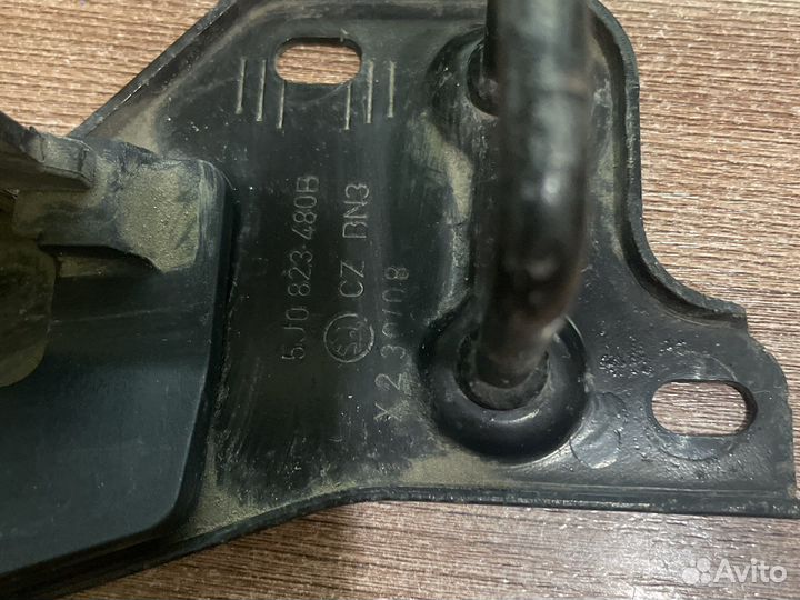 Крючок капота фабия 2