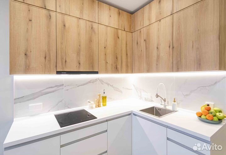 Кухня угловая с белыми фасадами и под дерево