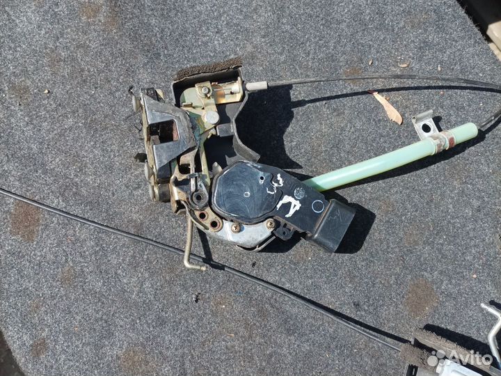 Toyota land cruiser 100 замок двери внутренний пра