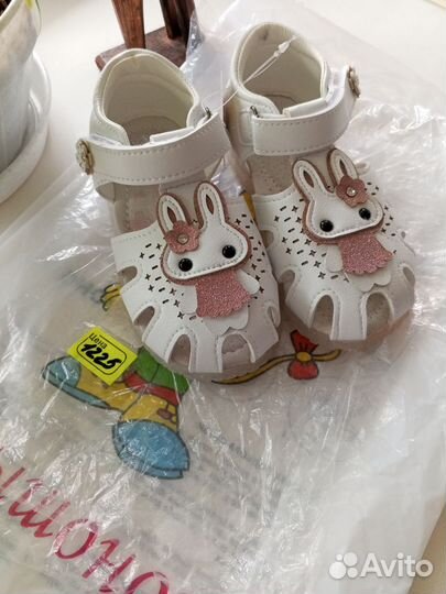Сандалии для девочки 26 размер новые