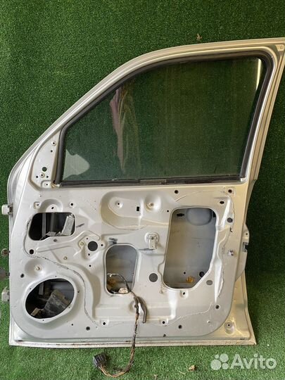 Передняя правая дверь Mazda Tribute