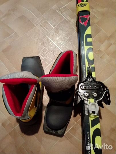 Лыжные ботинки и лыжи с креплениями