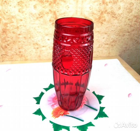 Стеклянная ваза для цветов