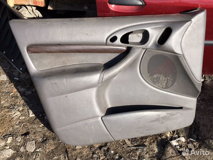 Обшивка двери Ford Focus 1