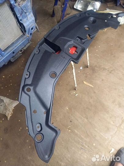 Наклатка на бампер под замок передняя Toyota Avens