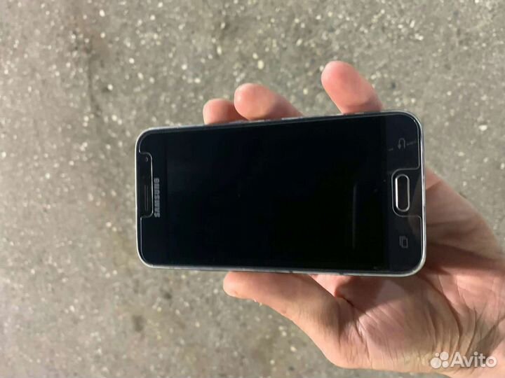 Телефон Samsung galaxy j1