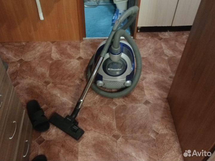 Пылесос Electrolux zac6842 2000w безмешковой