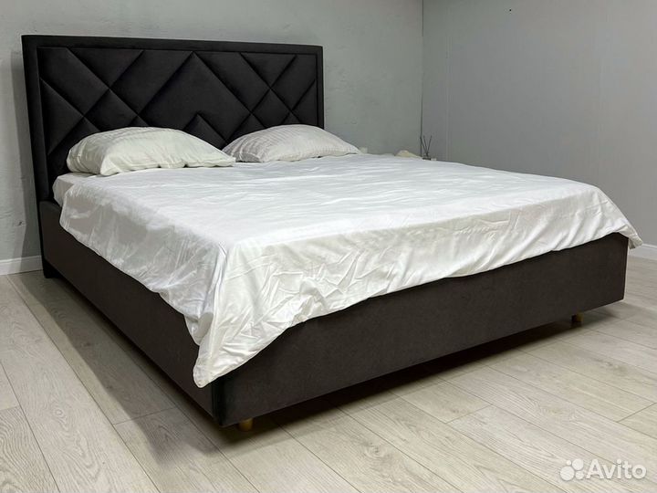Новая прочная кровать с матрасом