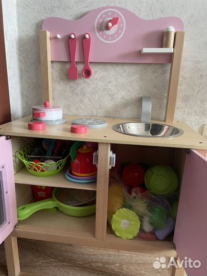 Детская деревянная кухня Viga Toys с игрушками