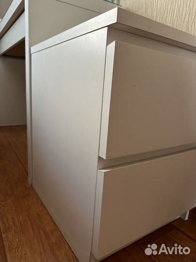 Тумбочка прикроватная