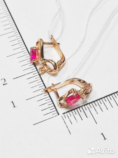 Золотые серьги с камнем