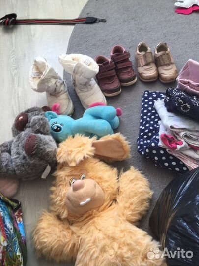 Бесплатно отдам Игрушки вещи на девочку обувь