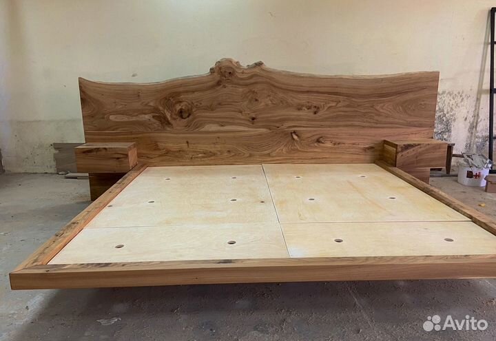 Кровать из дерева