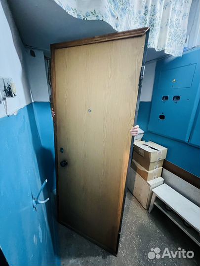 Дверь входная и две коробки