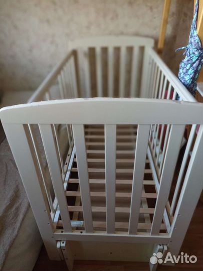 Кровать детская с маятником