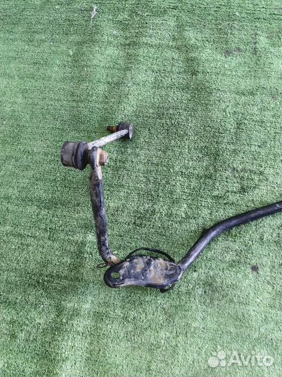 Стабилизатор задний Toyota Harrier MCU35 2003 год