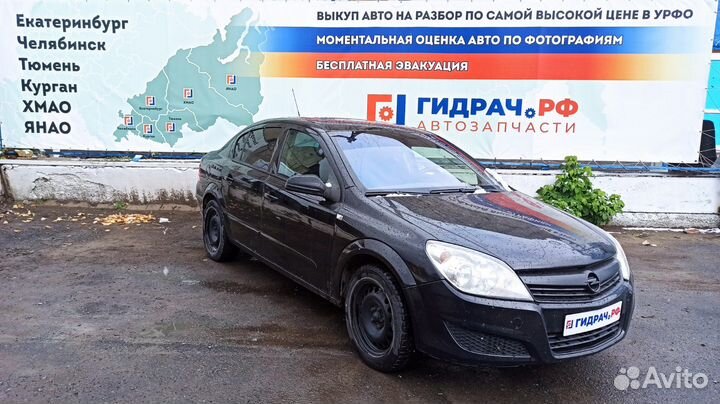 Кожух рулевой колонки верхний Opel Astra H 13236663. Дефект