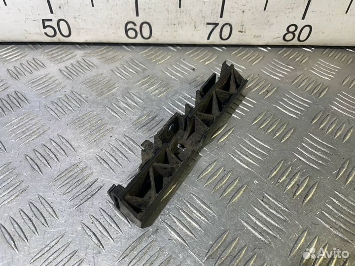 Б/У Кронштейн накладки на порог#001