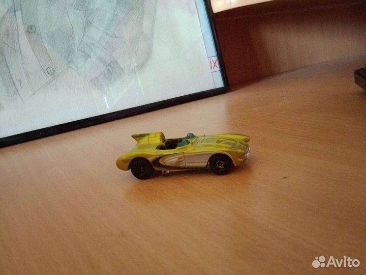 Машинка хотвилс коликционая