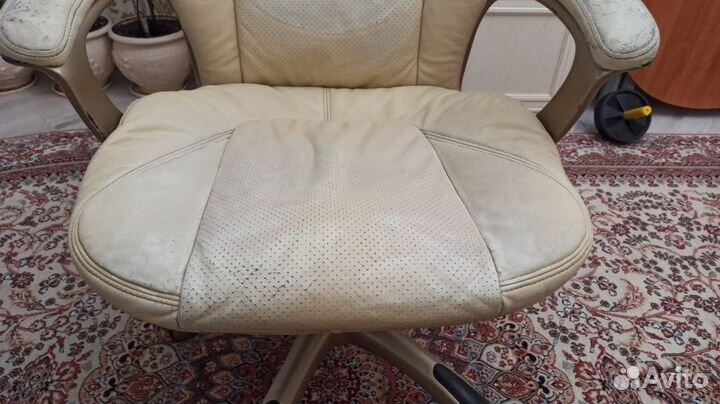 Офисное кожаное кресло