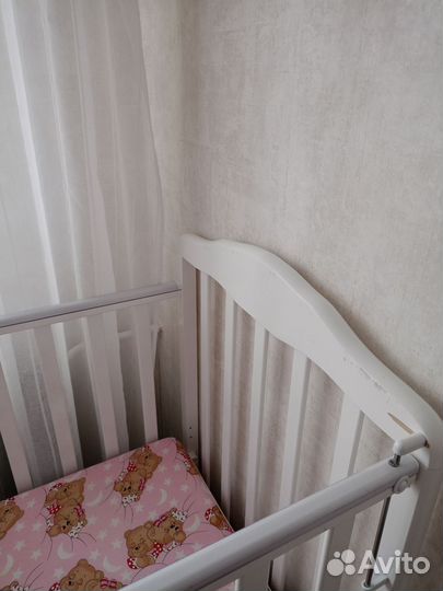 Детская кроватка с маятником и ящиком