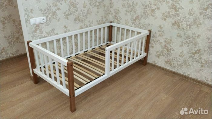 Кроватка из массива с бортиком для малыша сингл