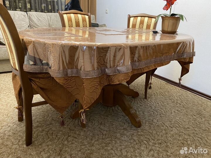 Стол из натурального дерева и стулья