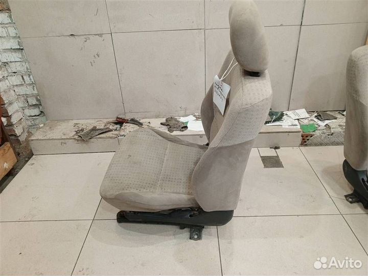 Сиденье переднее правое Mitsubishi Pajero iO 1998