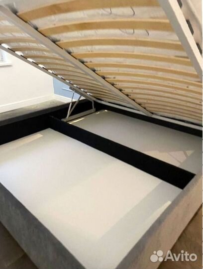 Кровать двуспальная с подъемным механизмом