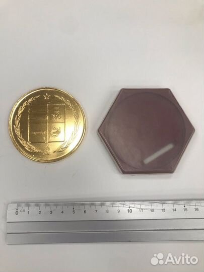 Настольные медали и знаки