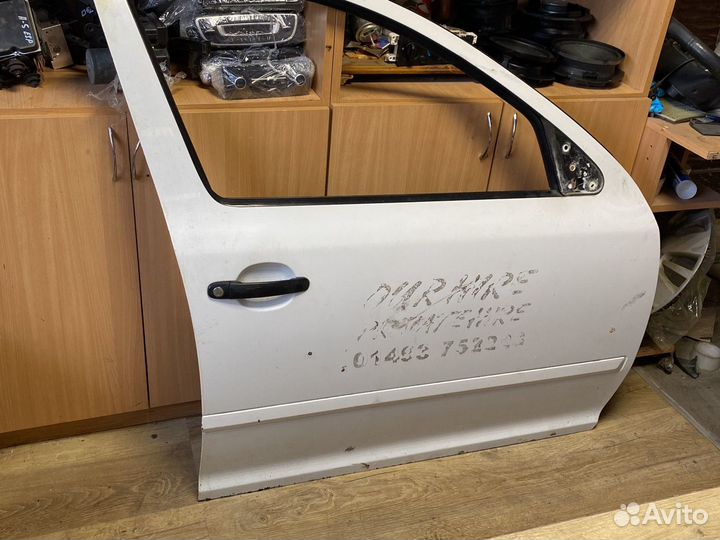 Skoda octavia a5 передняя правая дверь белая