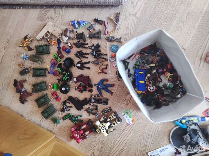 Коробка с игрушками, солдатики