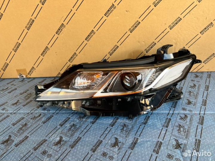 Фара левая Toyota Camry 70 17-23