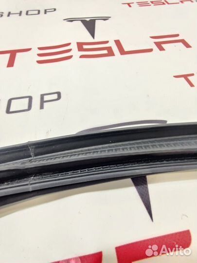 Уплотнитель проема дверного Tesla Model X 2016