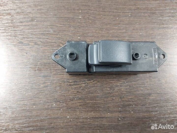 Кнопка стеклоподъемника задняя левая Mitsubishi